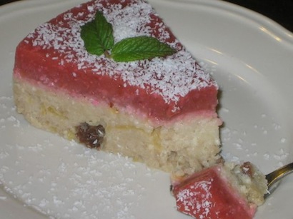 tortino di Cous Cous e Mele, con mousse di fragole